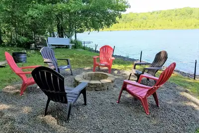 Image de Cottage spacieux au bord du lac, billard, bateaux, salle de jeux, connexion Wi-Fi gratuite