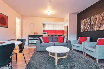 Image de Vues spectaculaires sur la montagne depuis le salon et la chambre.