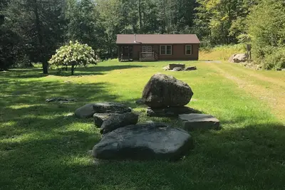 Image de Nouvelle cabane en rondins / 9 acres / vue sur la montagne / trou de baignade naturel /