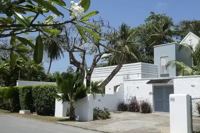 Image de Villa d'architecte propre piscine, face de la plage. Beach Club Adhésion Inc.