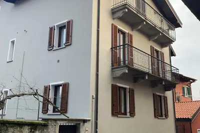 Image de 90m2 de confort Ă quelques pas du lac dans le centre historique de Suna