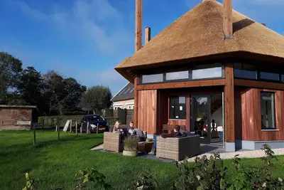 Image de Nouvelle maison élégante avec de belles vues sur les prairies.
