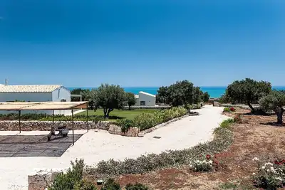 Image de Villa with terrace and private garden. Shared pool. In Scicli, Sicily - Carrubi