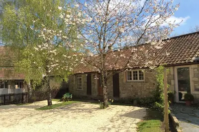 Image de Chien Cotswold amical chalet avec grand jardin privé. Près de Bristol et Bath.