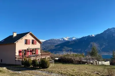 Image de Grande maison ensoleillée près de la sation de Reallon, jardin et vue sur le lac