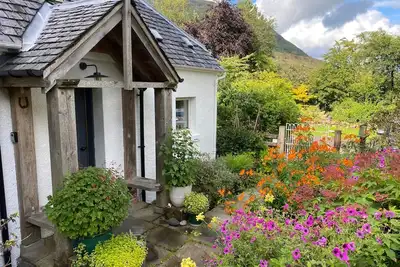 Image de Cozy Garden Cottage pour deux près de la mer et avec vue sur Ben Nevis.