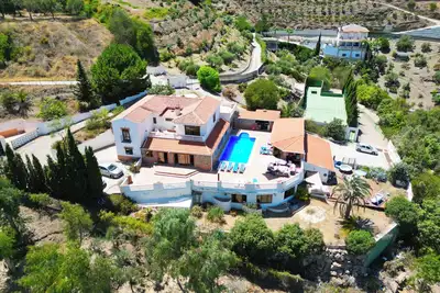 Image de Villa privée de luxe avec piscine privée et court de tennis dans un endroit magnifique