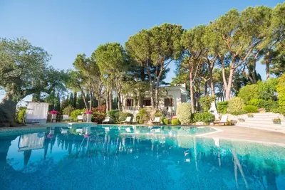 Image de Une maison historique exclusive avec une piscine privée