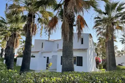 Image de Emplacement pratique - Lumineuse, spacieuse, luxueuse villa de 2 chambres, climatisation et jardin privé.