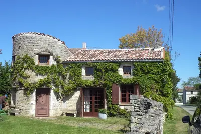 Image de Caractère chalet traditionnel Charentais en zone rurale à 20 minutes de la mer