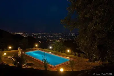 Image de Elégante villa non loin de Lucca dans une zone panoramique avec grand jardin et piscine.