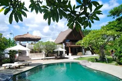 Image de Droit fabuleuse villa sur la plage avec une grande piscine, jardin tropical et le personnel