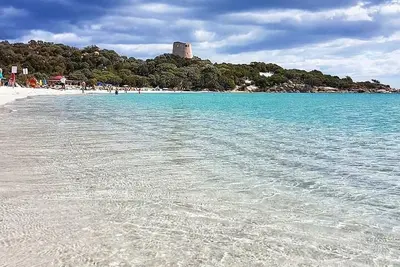 Image de Allée rose située à 200 mètres de la plage et à 300 mètres du centre