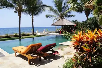 Image de Luxury Beach Front Villa avec piscine à débordement, le personnel et une vue imprenable!