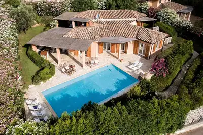 Image de Villacool est une villa familiale moderne de luxe avec piscine à débordement et jardin