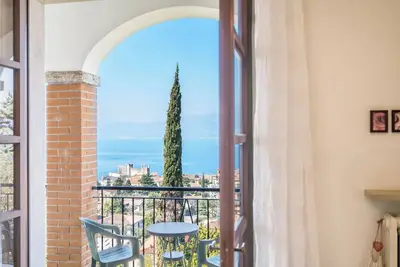 Image de 2 appartements dans une magnifique villa avec vue sur le lac. 0, 5 km du village et du lac 1