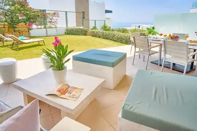 Image de Magnifique appartement avec terrasse et jardin donnant sur la mer et le Golf