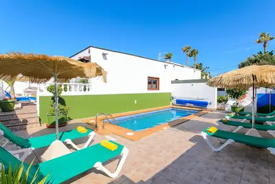 Image de Villa de 3 chambres avec piscine privée près de la plage, surplombant la mer.