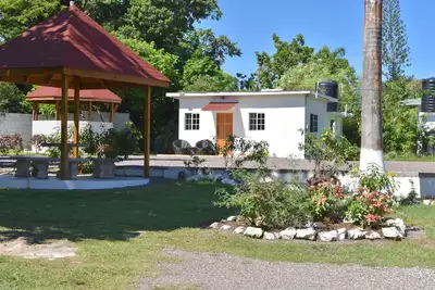 Image de Cottage confortable, 5 minutes à pied de la plage, beau jardin parfait endroit de détente