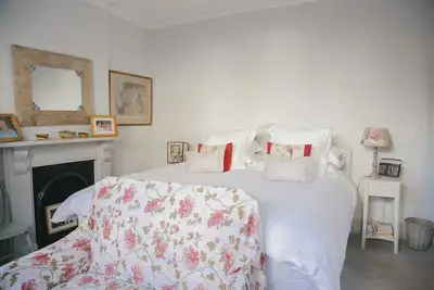 Image de Appartement de deux chambres avec jardin à Fulham, à proximité des transports et des commerces.