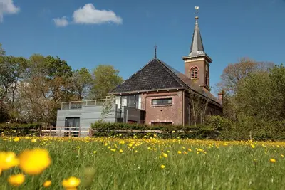 Image de Une église de vacances de luxe avec jardin et vue