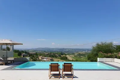 Image de Maison de campagne luxueuse et spacieuse, vues splendides, piscine privée
