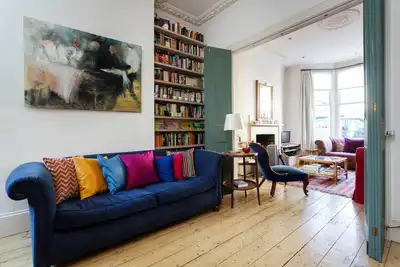 Image de Maison de 3 chambres pour 6 personnes confortablement, à 5 minutes de la Tamise (Veeve)