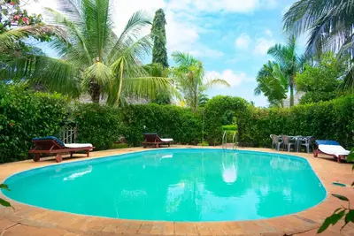 Image de chalet partiellement climatisé accueillant les familles avec piscine clôturée