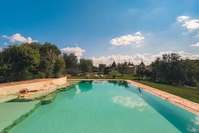 Image de Trulli Between Stones Full: Trulli panoramique et typique avec piscine privée
