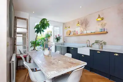 Maison colorée de quatre chambres avec jardin, près de la station de métro (Veeve)