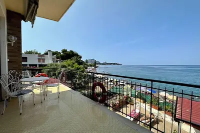 Image de Appartement dans Villa avec terrasse donnant sur la mer