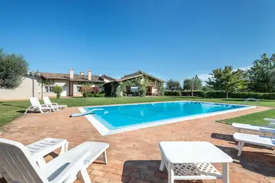 Image de Villa 5 étoiles avec piscine, court de tennis et terrain de football.