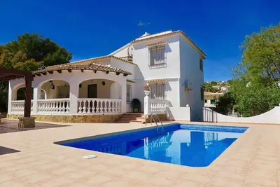 Image de Villa 3 chambres, 2 bains à distance de marche de la plage, des bars, des boutiques et des restaurants