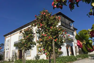 Image de Maison de luxe avec jardin privé.