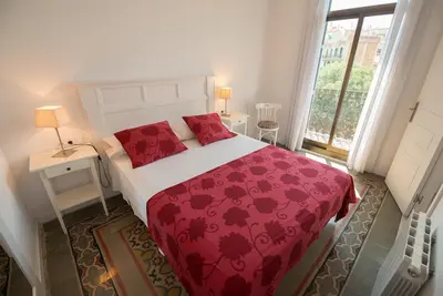 Cinq minutes à pied de la Sagrada Familia, le Paseo  de Gracia. séjour minimum 32 nuits