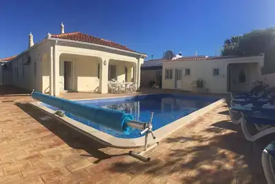 Image de Villa familiale spacieuse avec piscine privée
