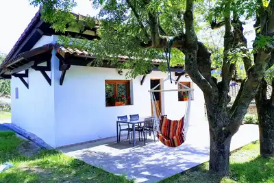 Image de Gîte rural avec jardin et terrasse entre deux parcs naturels.
