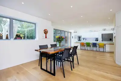 Spacieuse maison familiale de 5 chambres à Wimbledon, pour 9 personnes, à pied du tennis! (Veeve)