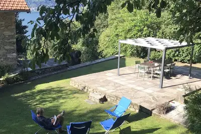 Image de Maison authentique. Jardin et terrasse sur toit. Vue sur le lac de Côme.