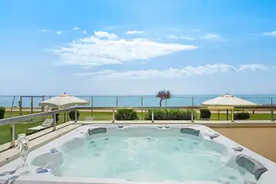 Image de Apt 401 Luxury Serv Aparts-Estepona, 3 chambres, piscine chauffée de 20 m, jacuzzi - un oasis