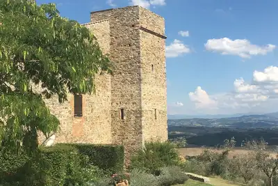 Image de Tour médiévale dans le village de Montelagello Pg