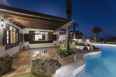 Image de Villa classique et privée dans un emplacement dominant