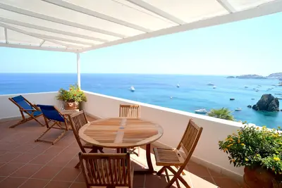 Image de Splendide Villa IMMERGÉE Dans La Pointe Verte De La Mer