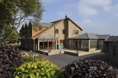 Image de Maison de luxe sur 6 hectares, piscine intérieure et bain à remous