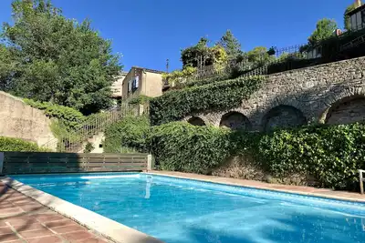 Image de Simplicité rustiqué, vues sublimes et piscine spectaculaire. Prix réduits!