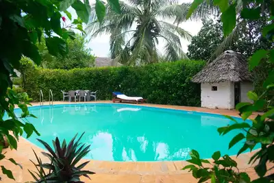 Image de chalet familial avec piscine clôturée le seul à Diani Beach.