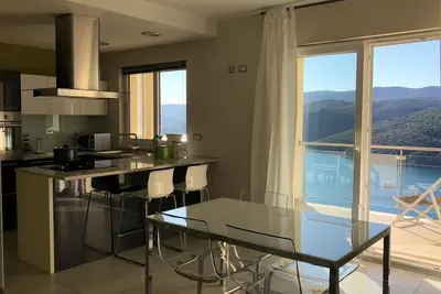 Image de Nouvel appartement (128m2), terrasse, vue sur la mer, A / C, Wifi gratuit et stationnement