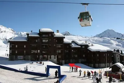 Image de Agréable appartement rénové ** Terrasse, ski aux pieds, parking, commerces à 30m