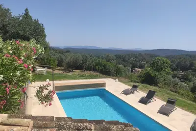 Image de Vue panoramique exceptionnelle. Au calme entre la mer et les Gorges du Verdon
