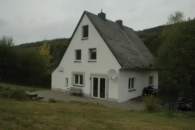 Image de grande maison familiale, grande terrasse et vue, WiFi gratuit